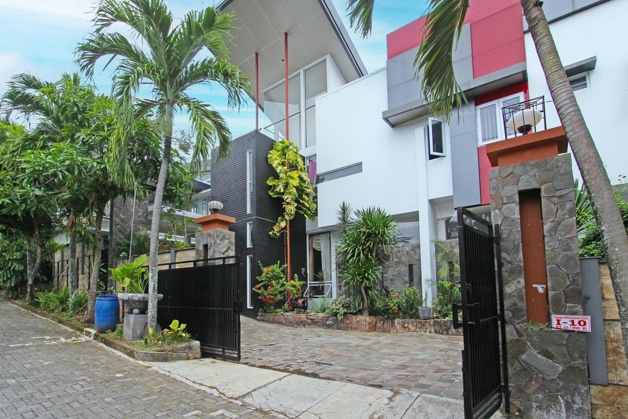 Super Oyo Capital O 91665 D'Prof Exclusive Guesthouse Semarang Exterior photo